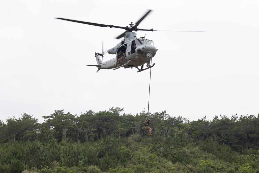 31st MEU Marines conduct Fast Rope Masters Sustainment Training