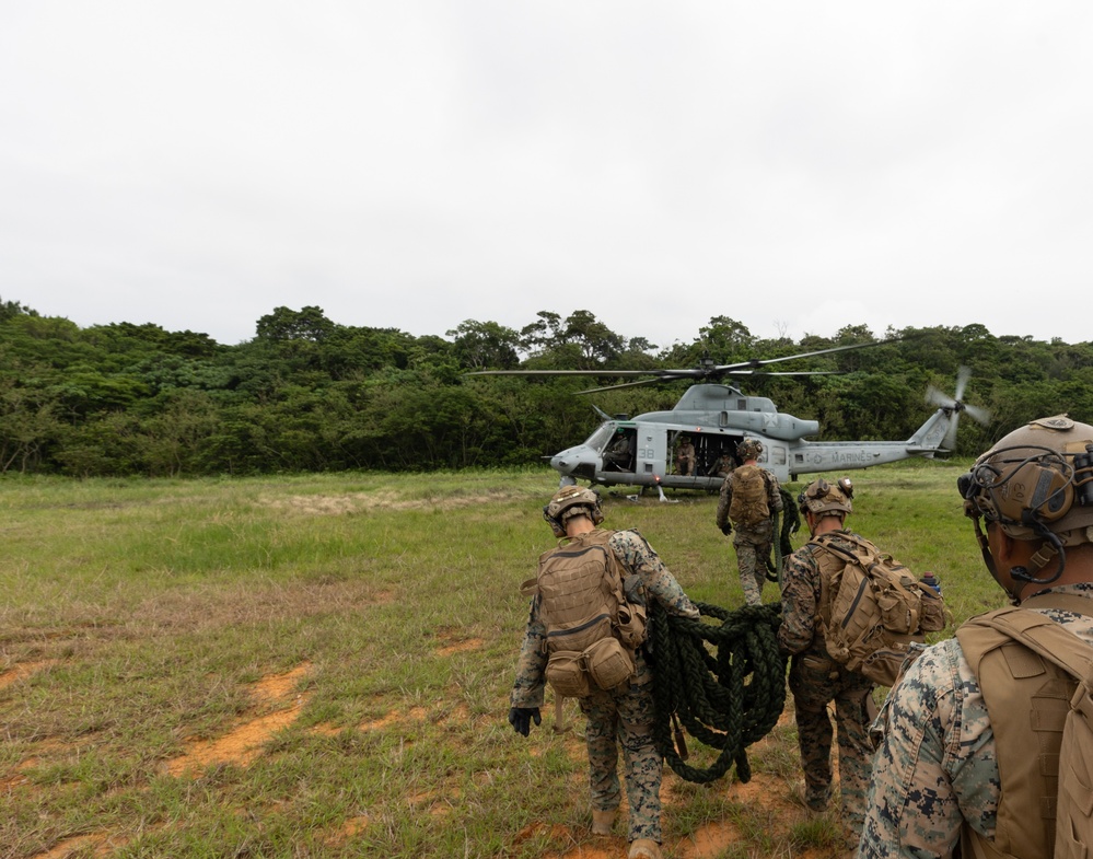 31st MEU Marines conduct Fast Rope Masters Sustainment Training