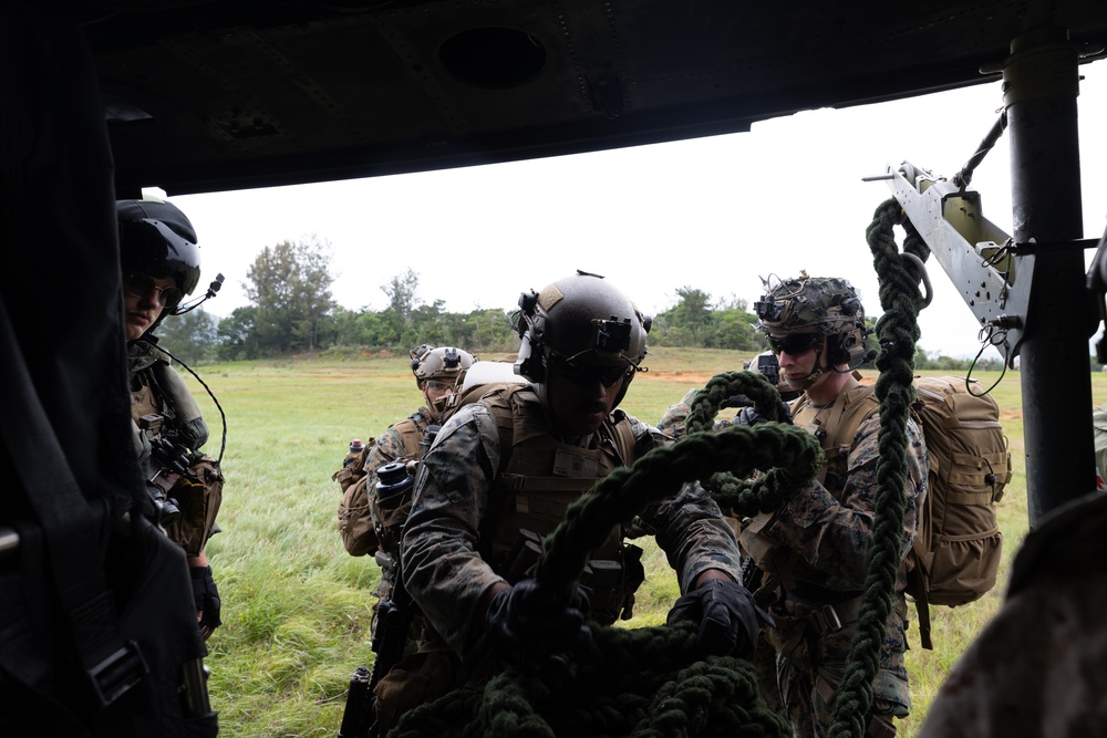31st MEU Marines conduct Fast Rope Masters Sustainment Training