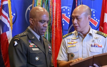USARPAC Commander meets with the Commander of the Singapore Army