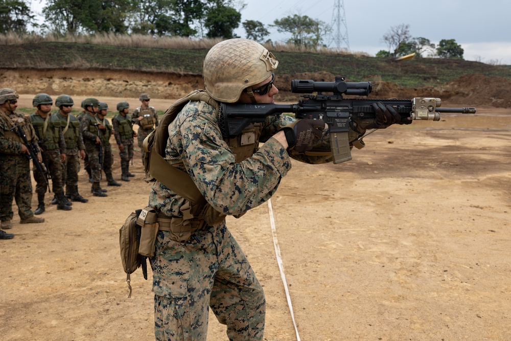 U.S. Marines train with Guatemalan Infantrymen