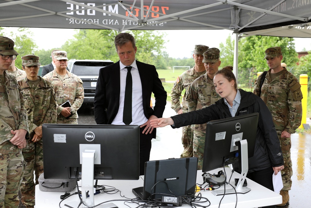 Army Secretary visits cyber brigade 03