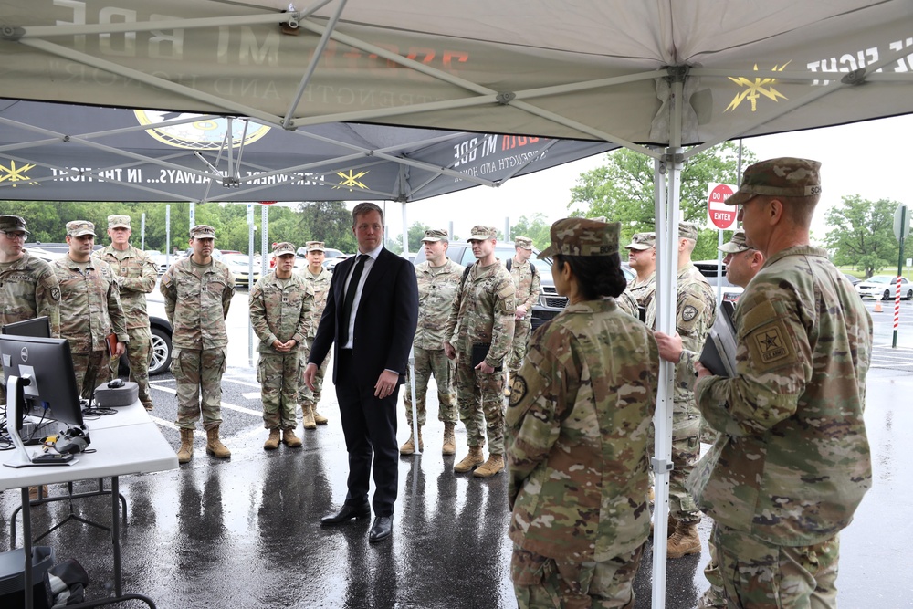 Army Secretary visits cyber brigade 05
