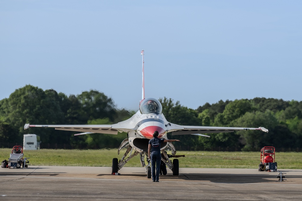 Thunderbirds Light Up the Skies at Air Power Over Hampton Roads