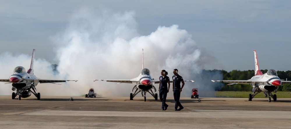 Thunderbirds Light Up the Skies at Air Power Over Hampton Roads