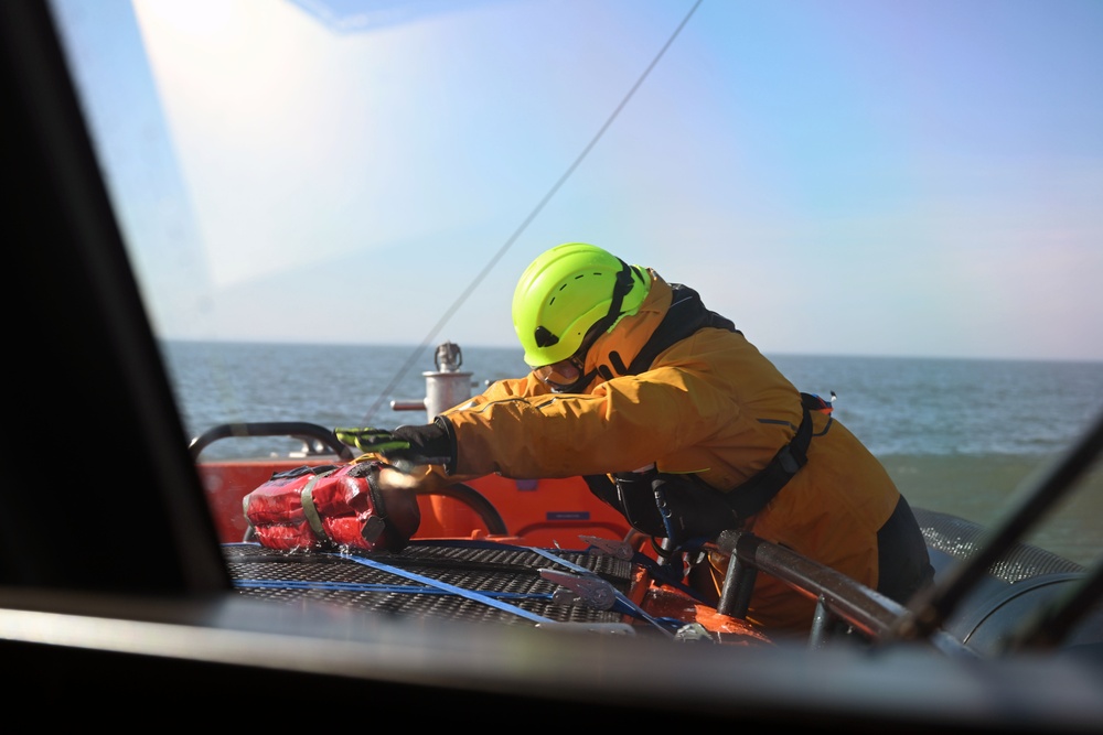 352 SOW Ospreys train with Caister Lifeboat