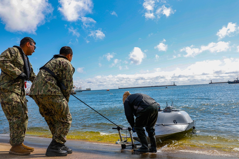 U.S. Navy Seamen and U.S. Army Soldiers Launch USV's for Arcane Thunder 25