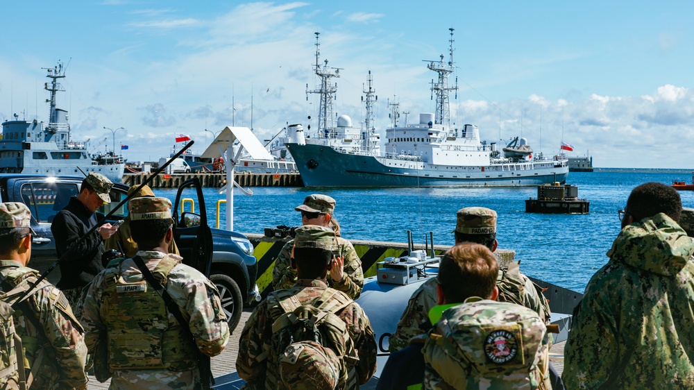 U.S. Navy Seamen and U.S. Army Soldiers Launch USV's for Arcane Thunder 25