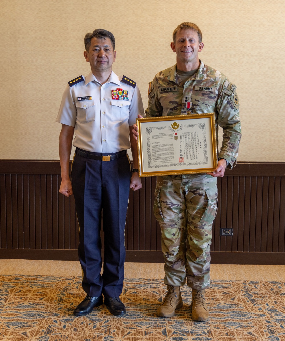 Japanese General presents award to USARPAC Generals