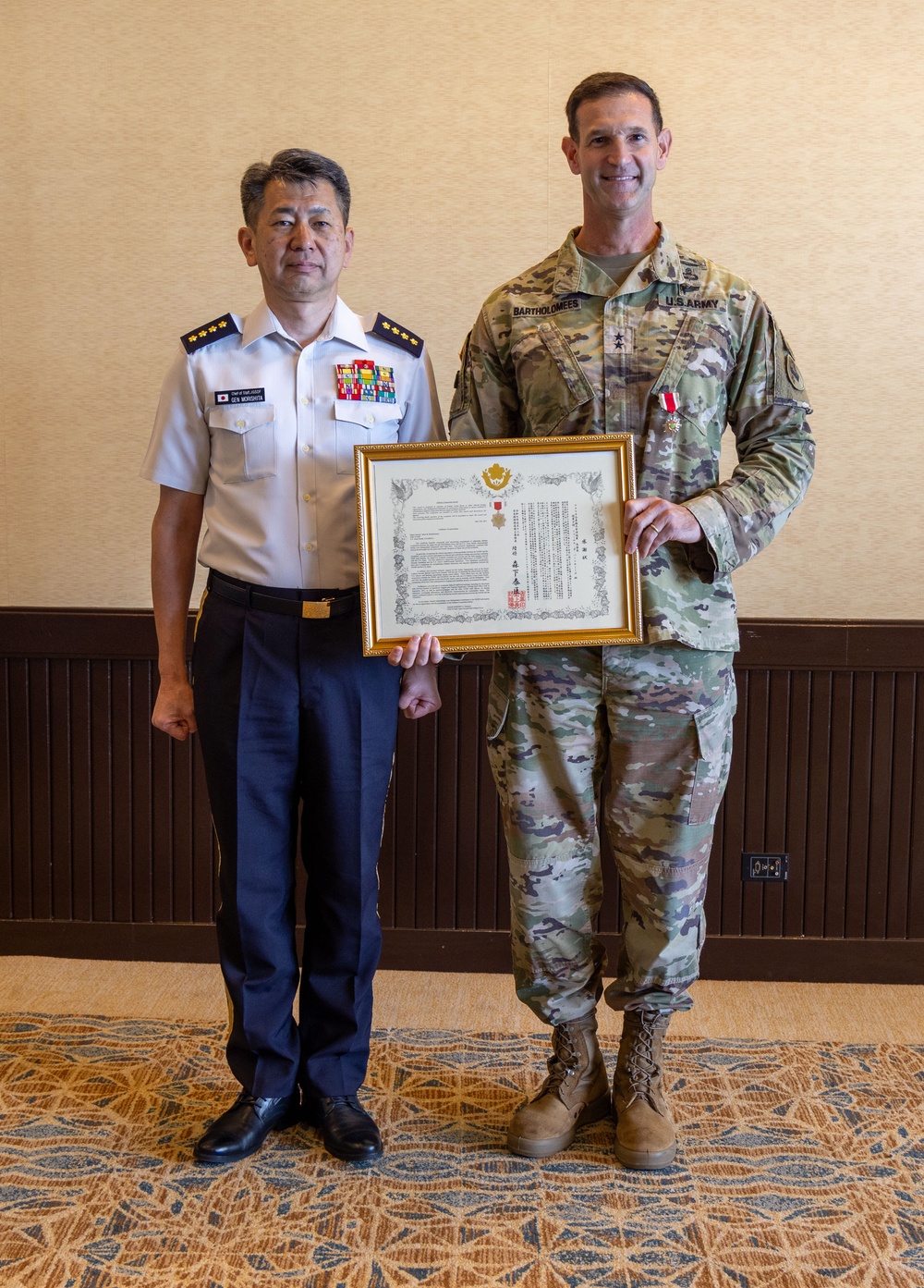 Japanese General presents award to USARPAC Generals