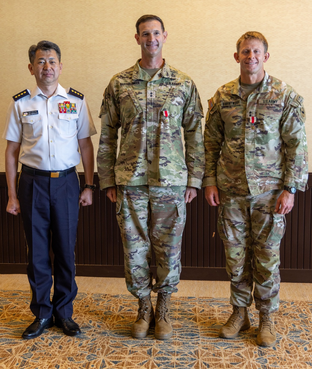 Japanese General presents award to USARPAC Generals