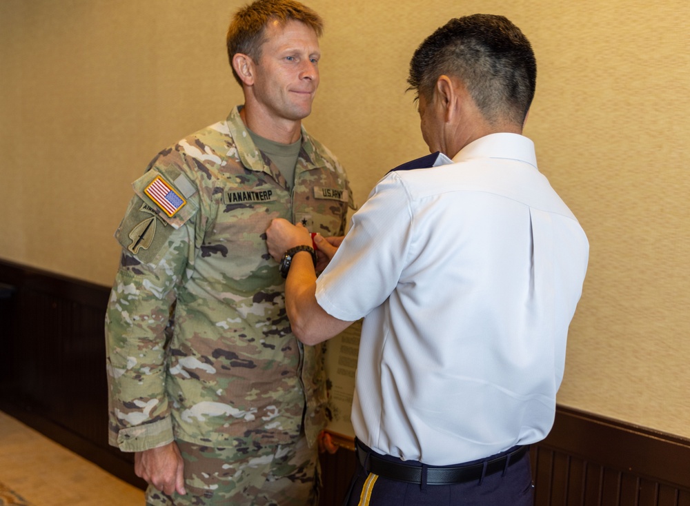Japanese General presents award to USARPAC Generals