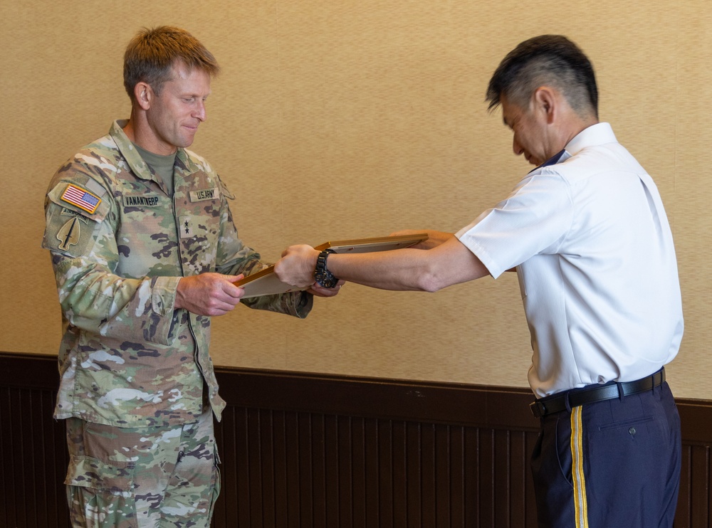 Japanese General presents award to USARPAC Generals