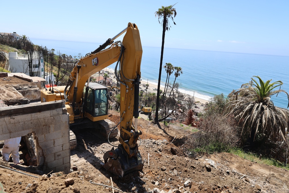 Pacific Coast Highway debris clearing at Rambla Vista