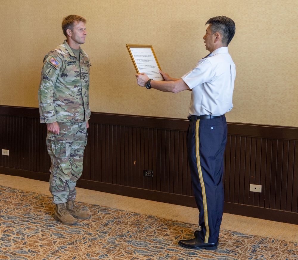 Japanese General presents award to USARPAC Generals