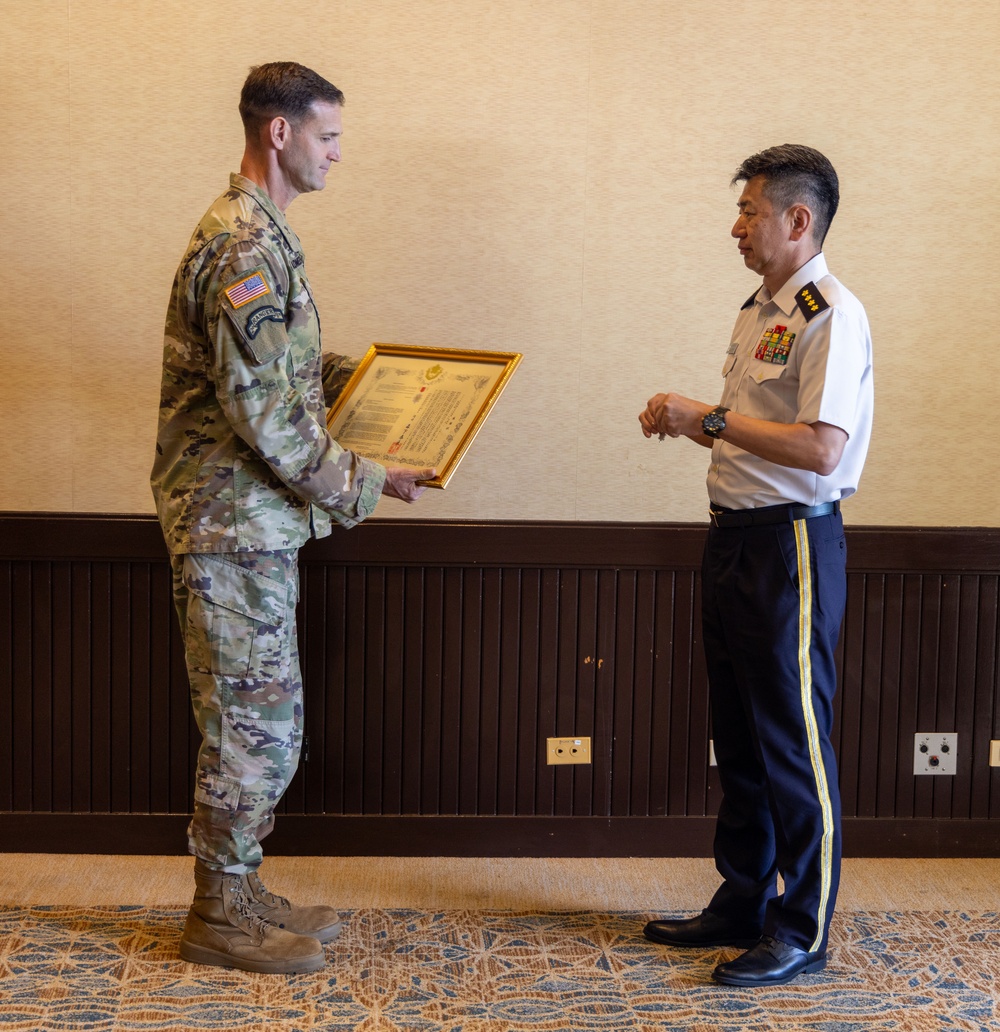 Japanese General presents award to USARPAC Generals