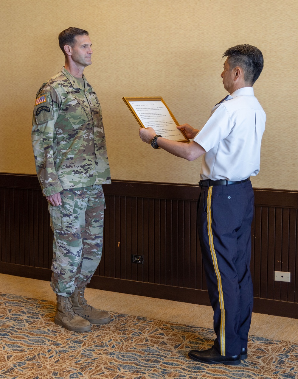 Japanese General presents award to USARPAC Generals