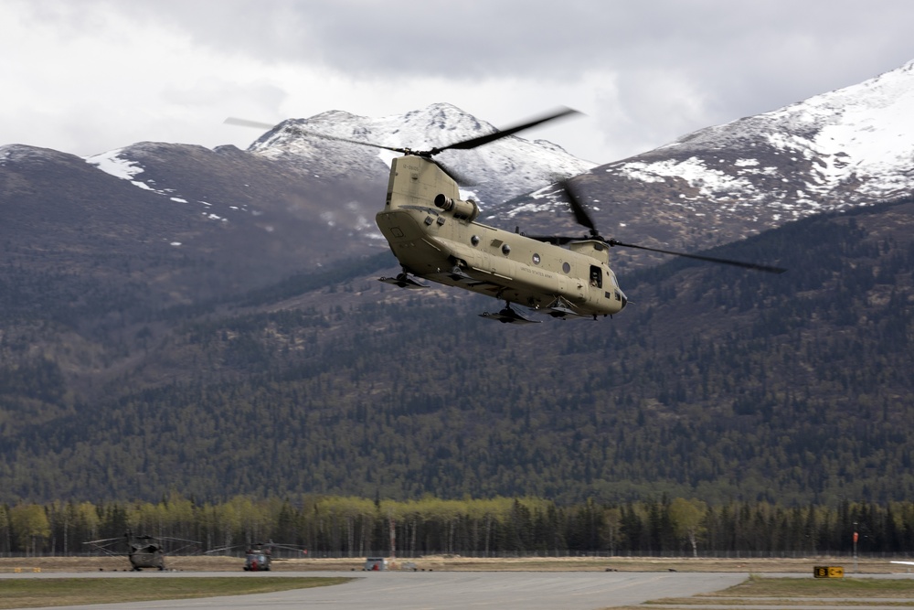 Alaska Army National Guard aviators hone fire suppression skills