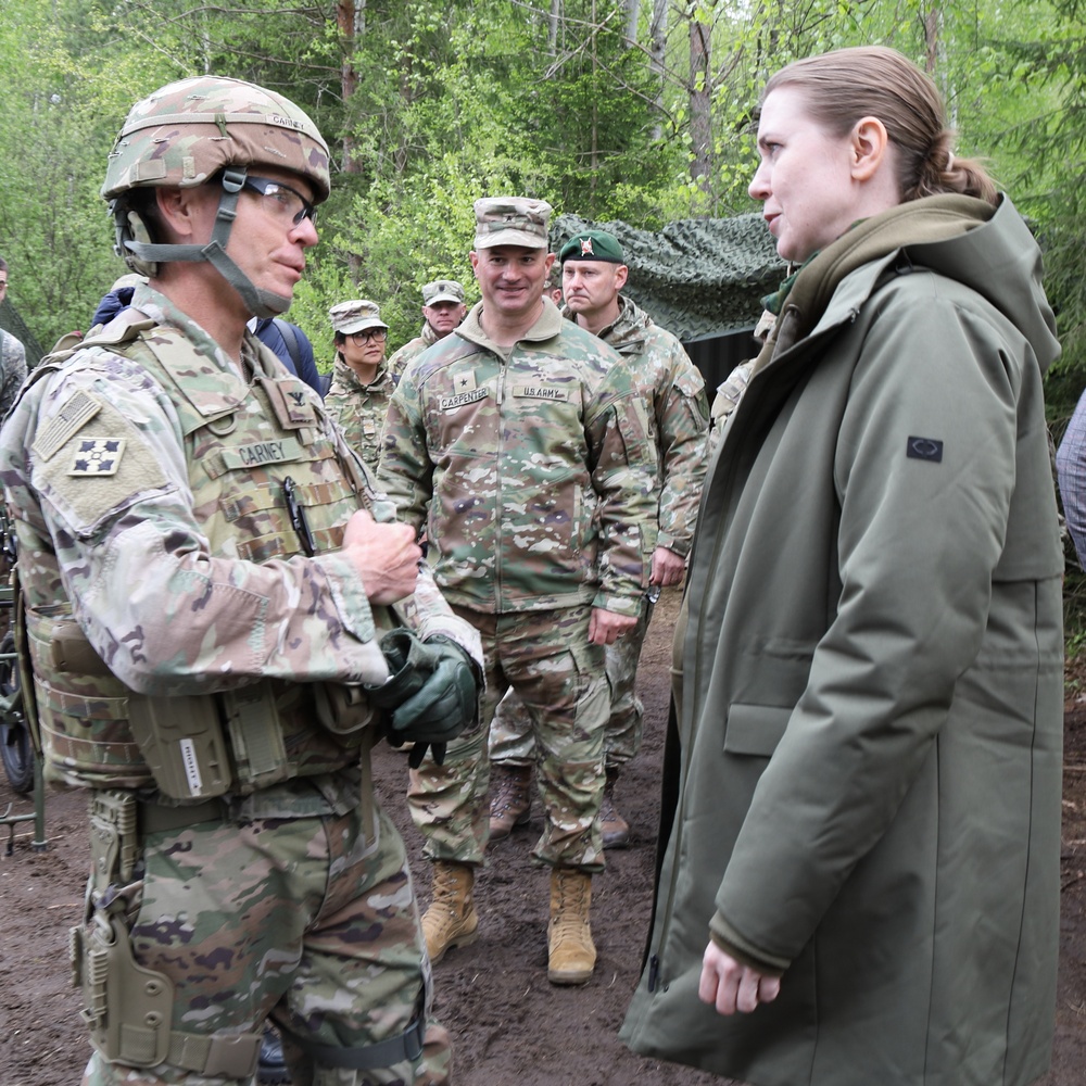 Lithuanian Minister of Defense Meets with US Soldiers