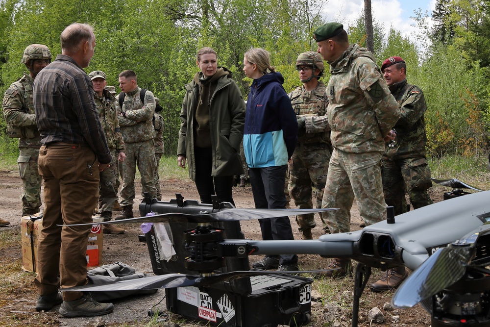 The Minister of Defense and the US Ambassador meet with US forces