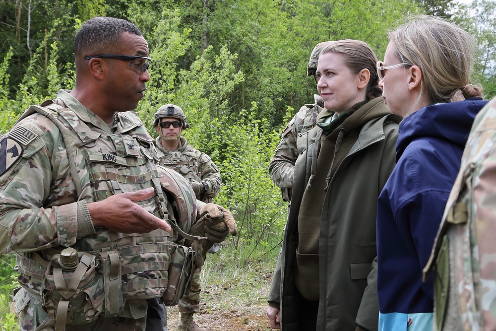 The Minister of Defense and the US Ambassador meet with US forces