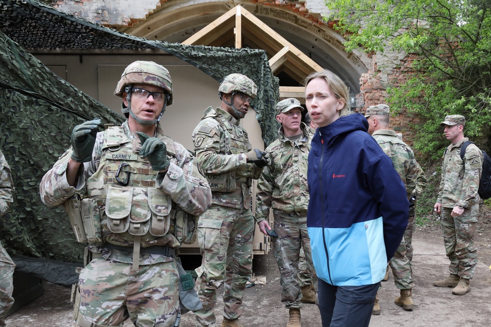 The US Ambassador to Lithuania meets with US forces