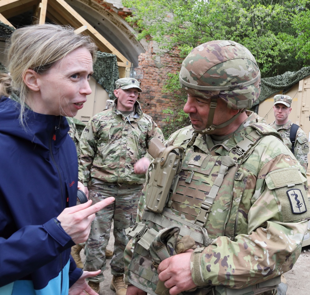 The US Ambassador to Lithuania meets with US forces