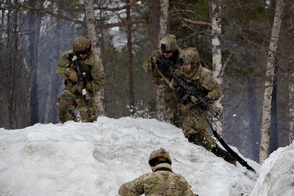 Panther Brigade Soldiers seize the objective from NATO Allies and partners during Swift Response