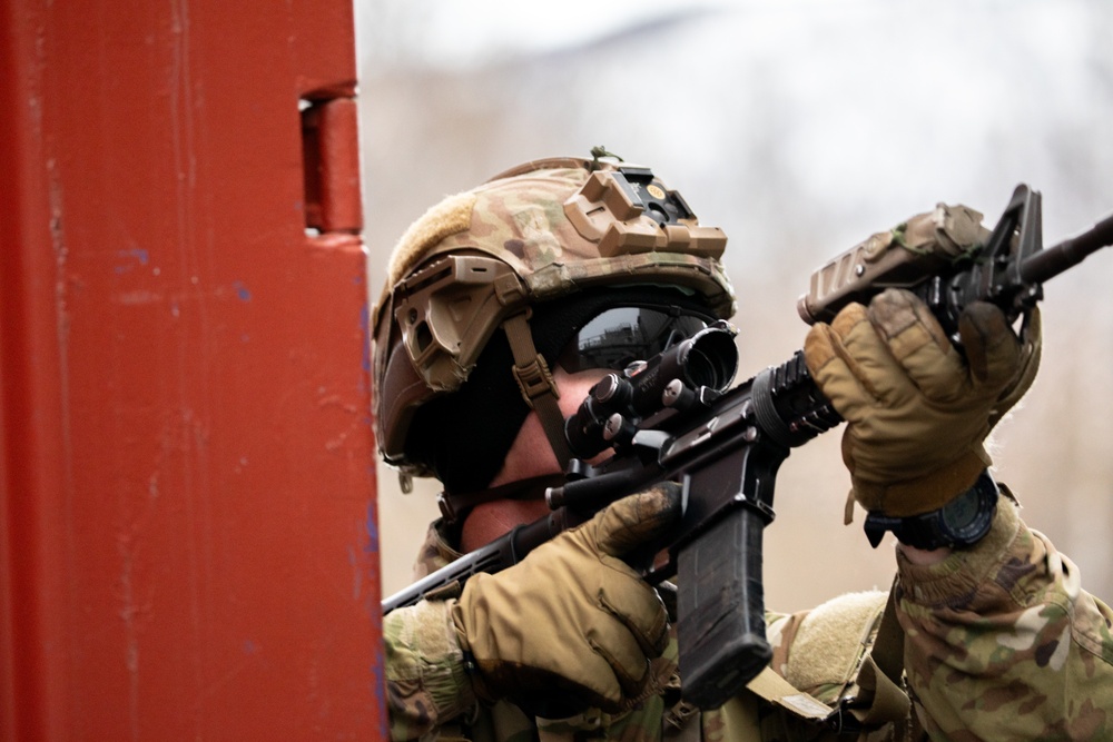 Panther Brigade Soldiers seize the objective from NATO Allies and partners during Swift Response