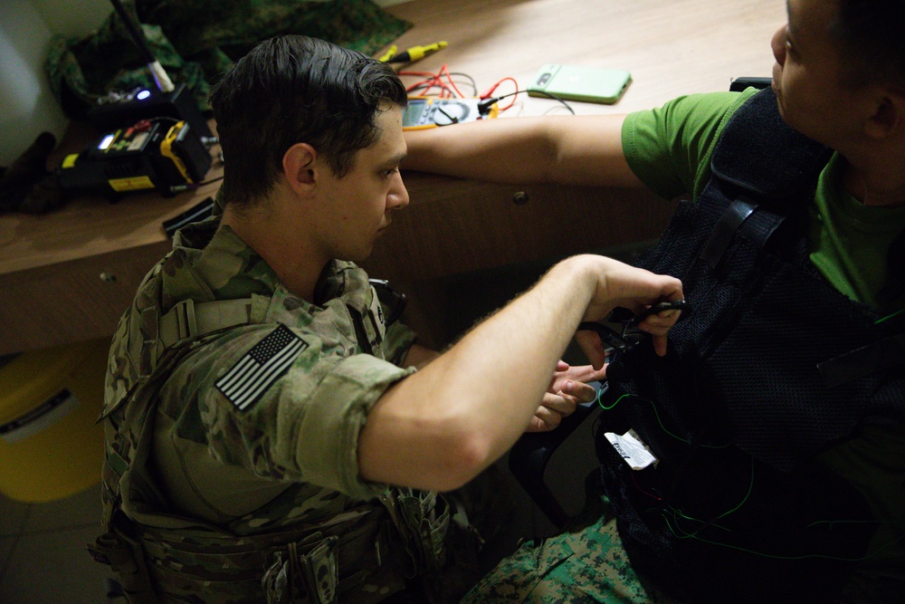 The US and SAF EOD hand entry training