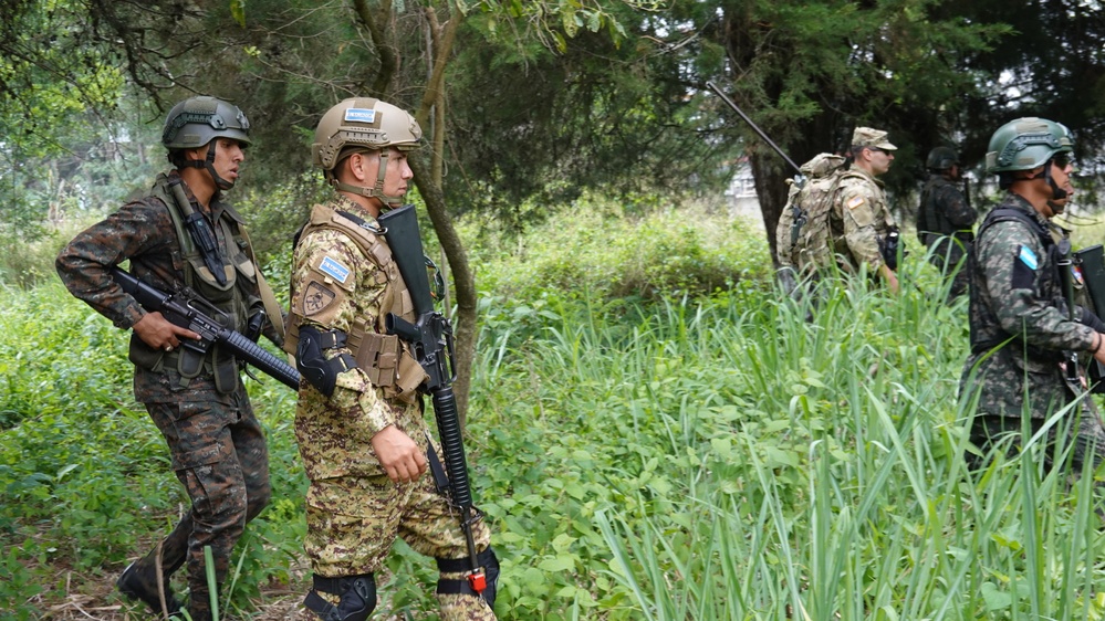 Soldiers from El Salvador, Guatemala, Honduras and the U.S. Arkansas National Guard participates in CG 25