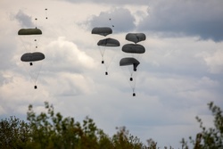 United in the sky: 173rd Airborne Brigade jumps into joint training [Image 5 of 9]