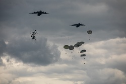 United in the sky: 173rd Airborne Brigade jumps into joint training [Image 6 of 9]