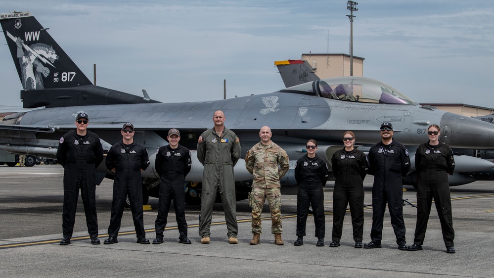 374 AW leadership connects with PACAF Viper Demo Team