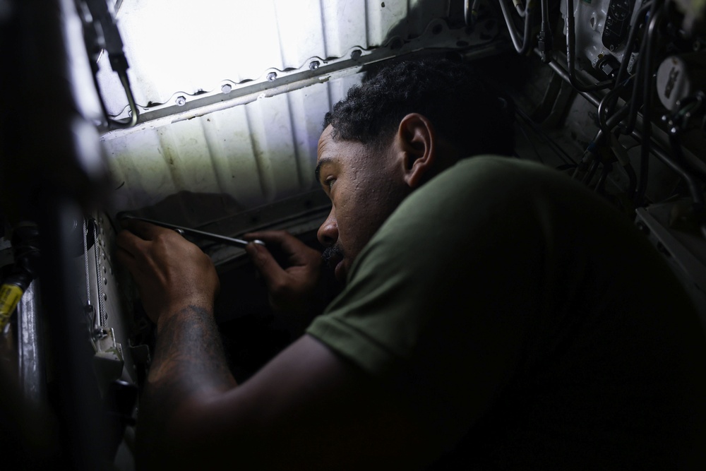Marine maintains on AV-8B Harrier