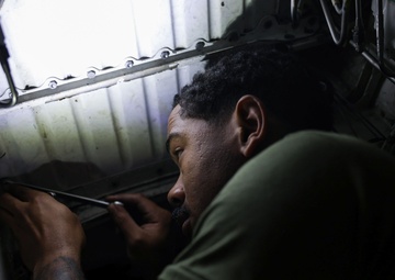 Marine maintains on AV-8B Harrier
