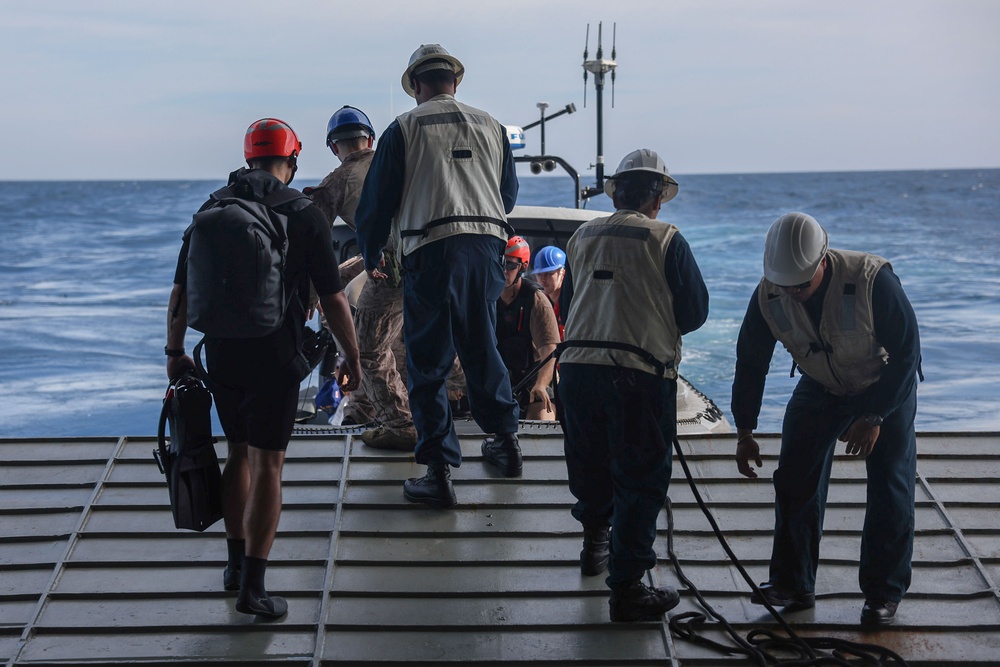 USS IWO JIMA and 22nd MEU Conduct VBSS Exercise