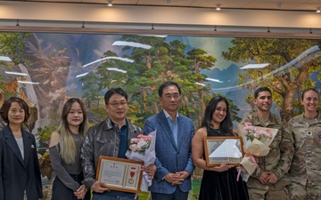 Eighth Army, Pyeongtaek city, recognize Soldier's spouse for heroic action