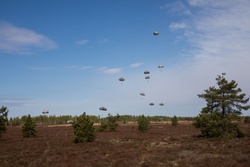 173rd Airborne Brigade drops into joint training [Image 4 of 4]