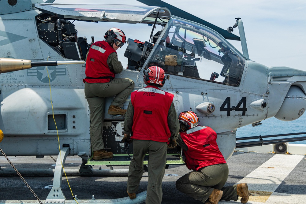 22nd MEU | VMM-263 (REIN) Loading Rockets Aboard USS Iwo Jima