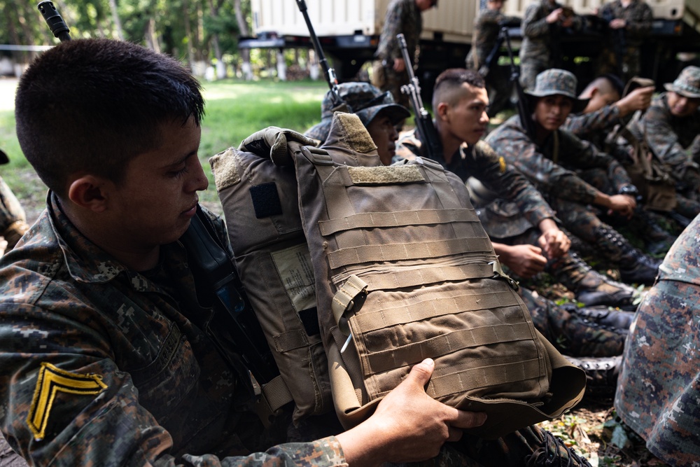 U.S. Marines from MARFORSOUTH train with Guatemalan Paracaidistas during CENTAM Guardian 25