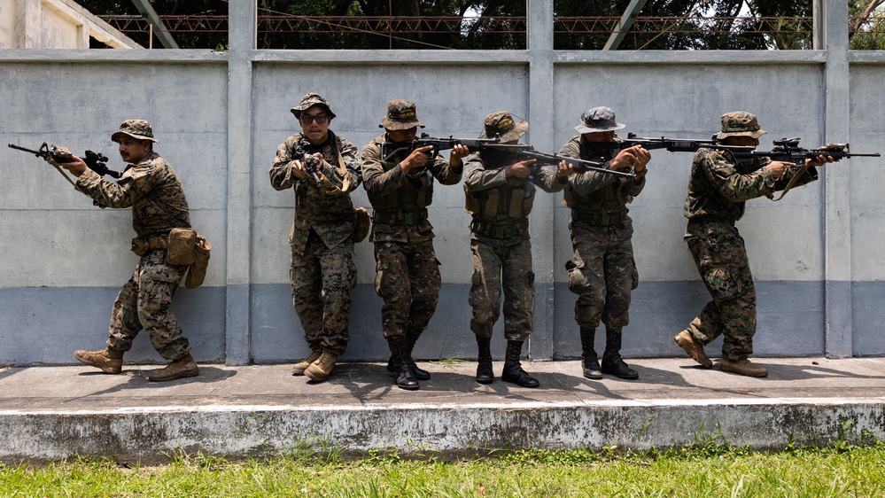 U.S. Marines from MARFORSOUTH train with Guatemalan Paracaidistas during CENTAM Guardian 25