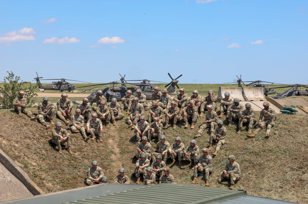 U.S. Soldiers Attend Air Assault School in Romania