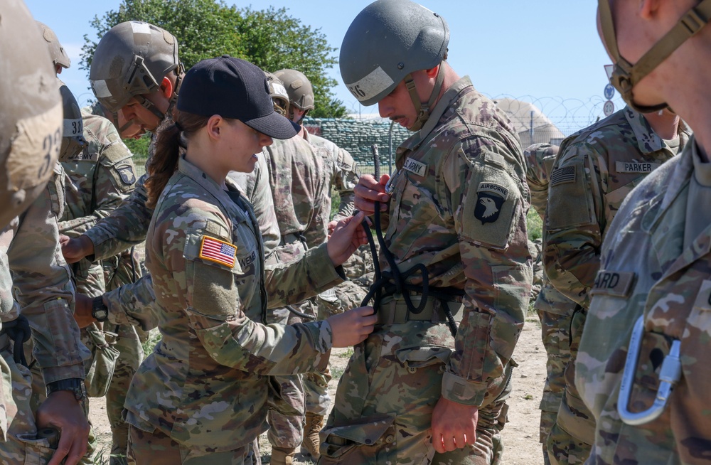U.S. Soldiers Attend Air Assault School in Romania