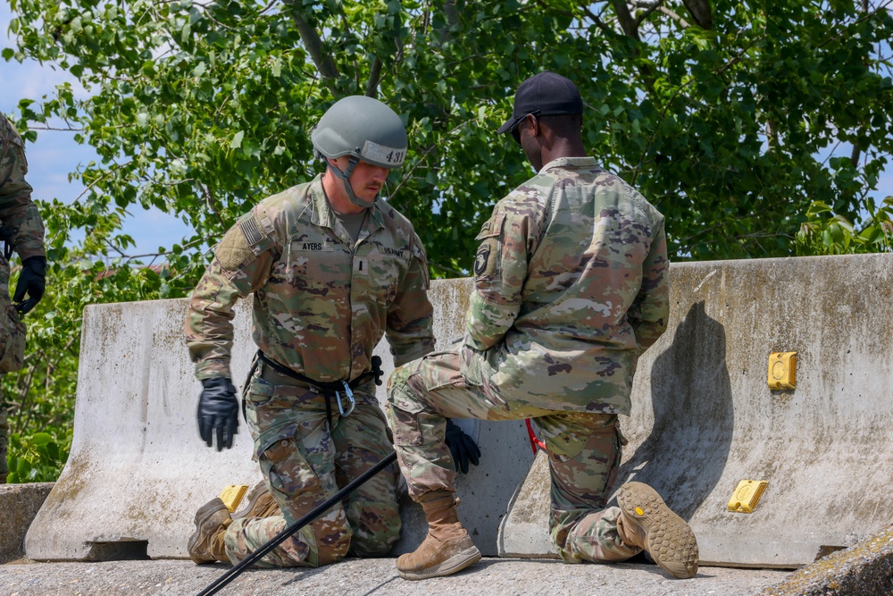 U.S. Soldiers Attend Air Assault School in Romania