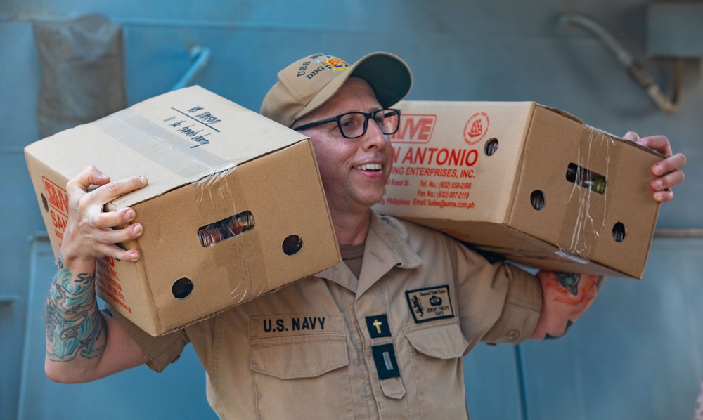 USS Benfold (DDG 65) replenishes in in Subic Bay