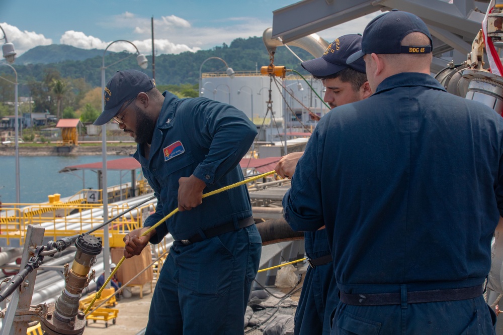 USS Benfold (DDG 65) replenishes in in Subic Bay