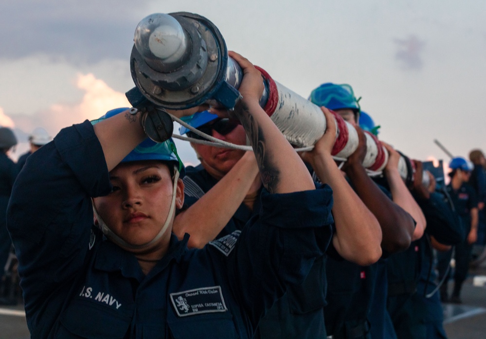 USS Benfold (DDG 65) replenishes in in Subic Bay