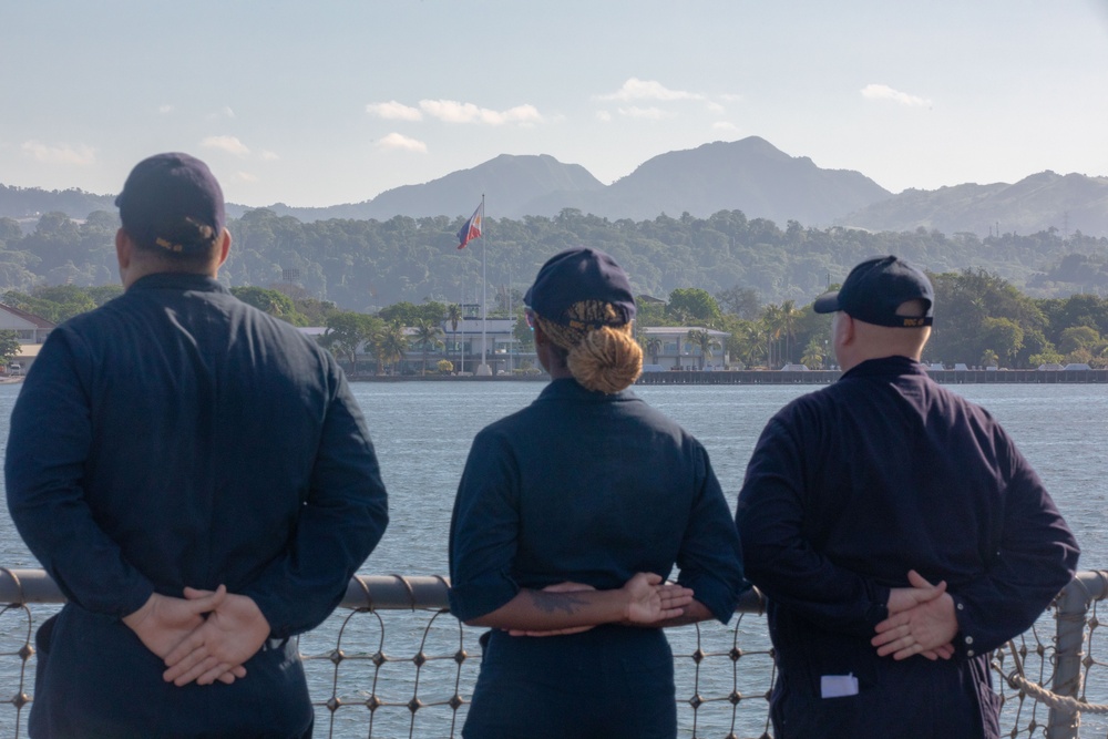 USS Benfold (DDG 65) replenishes in in Subic Bay
