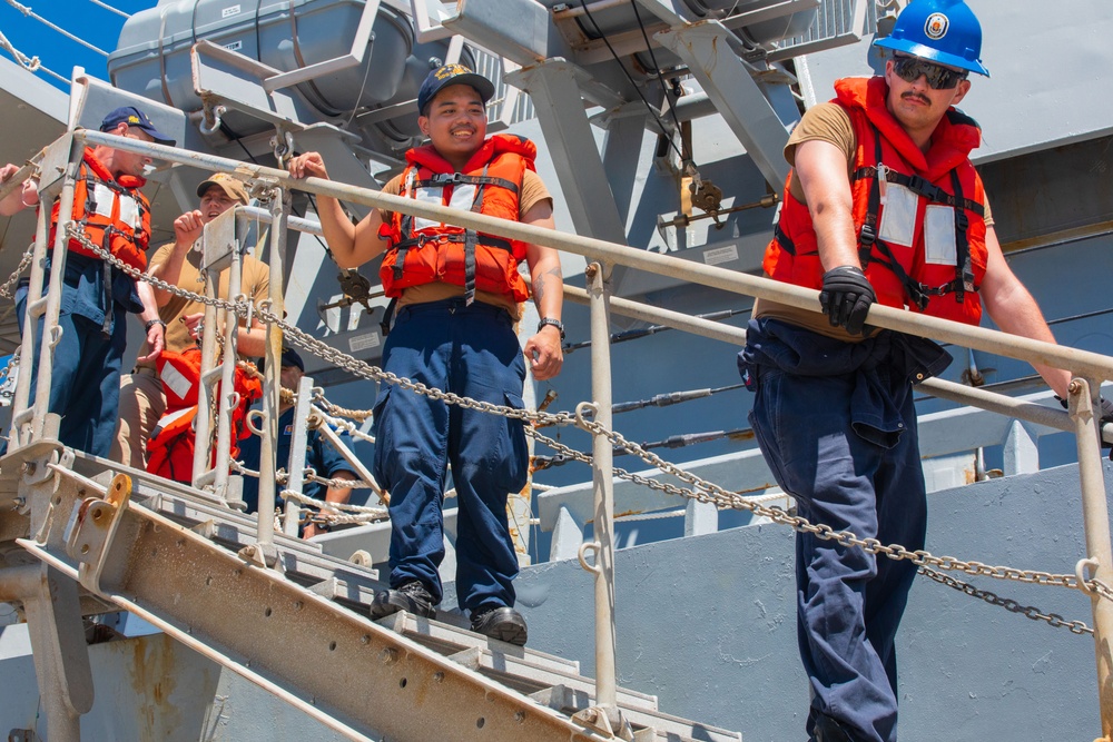 USS Benfold (DDG 65) replenishes in in Subic Bay